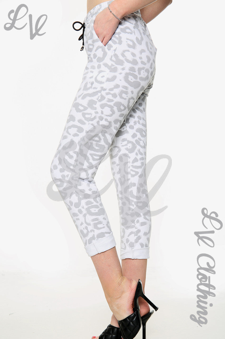 Dames joggingbroek met luipaardprint wit Stukprijs €13,99