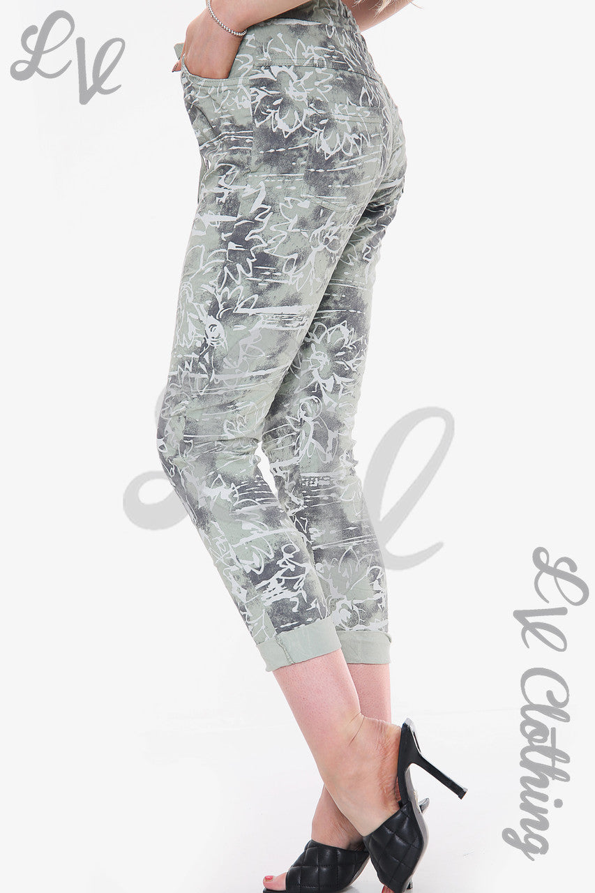 Dames bloemenprint Scribble Magic Trousers Khaki Stukprijs € 14,99
