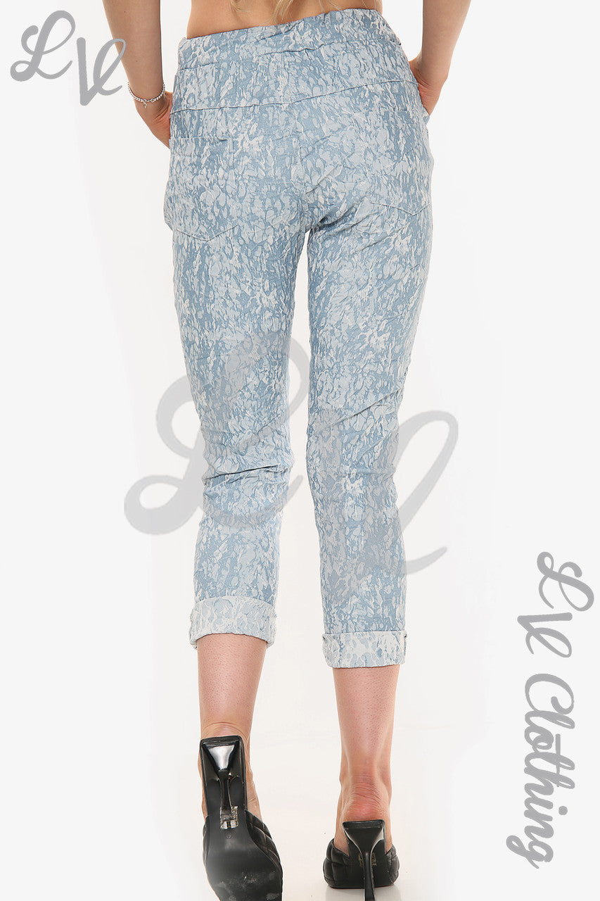 Dames Magic Broek met Gebarsten Effect Print Lichtblauw Stukprijs € 14,99