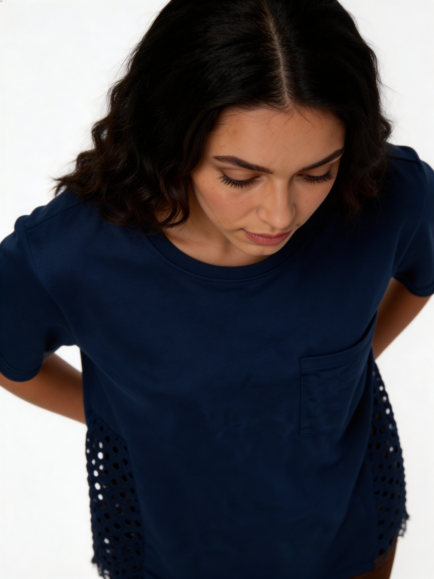 Sunlit Ease Relaxed Fit Katoenen T-shirt met Oogjesdetail - Marine