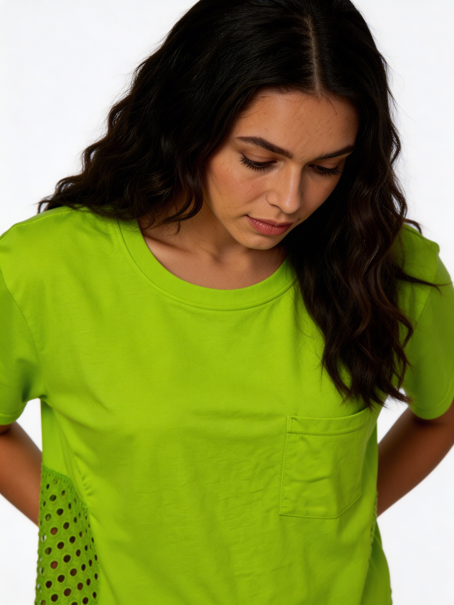 Sunlit Ease Relaxed Fit Katoenen T-shirt met Perforatiepaneeldetail - Limoen