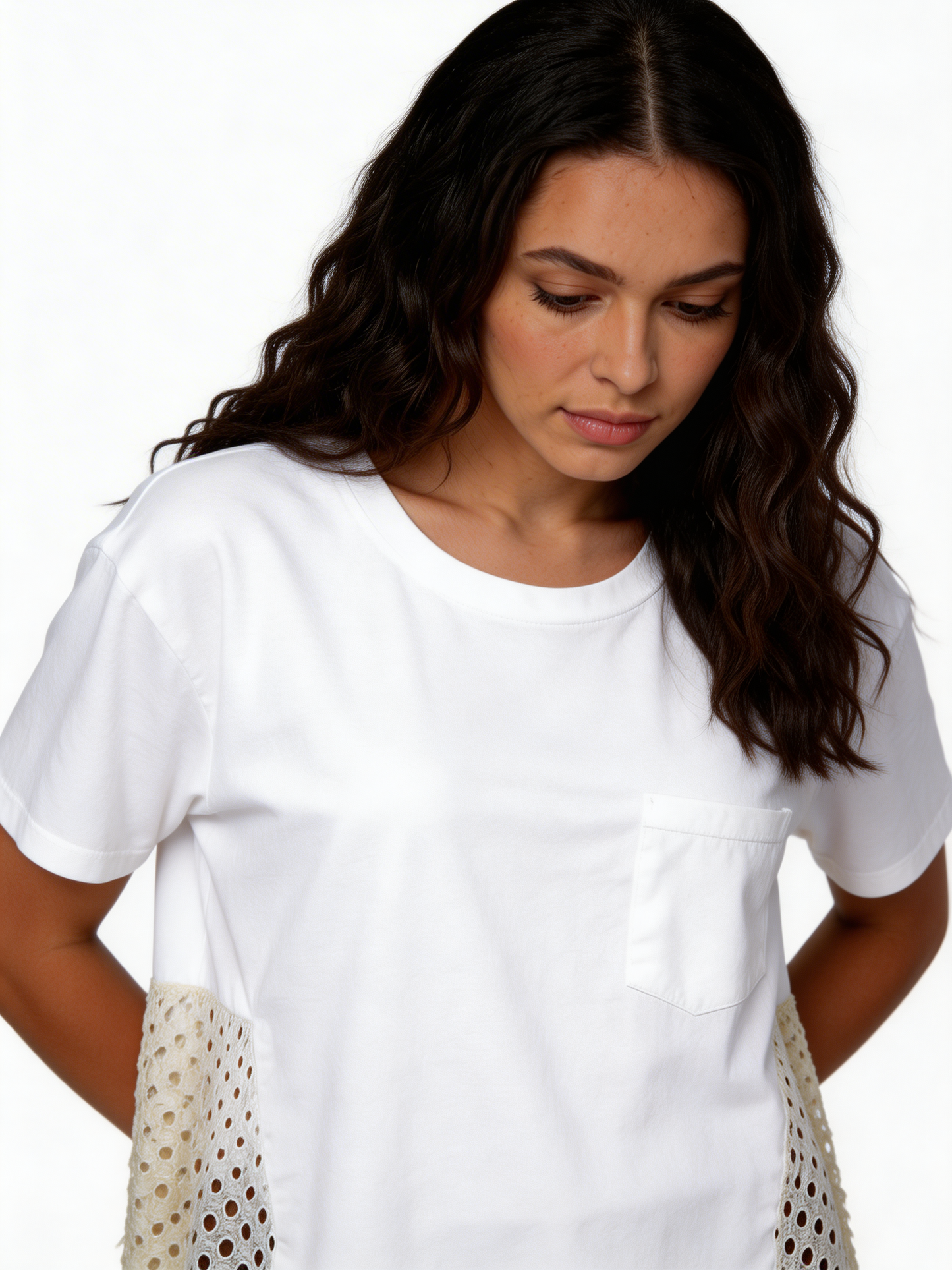 Sunlit Ease Katoenen T-shirt met Relaxte Pasvorm en Oogjespaneel - Wit