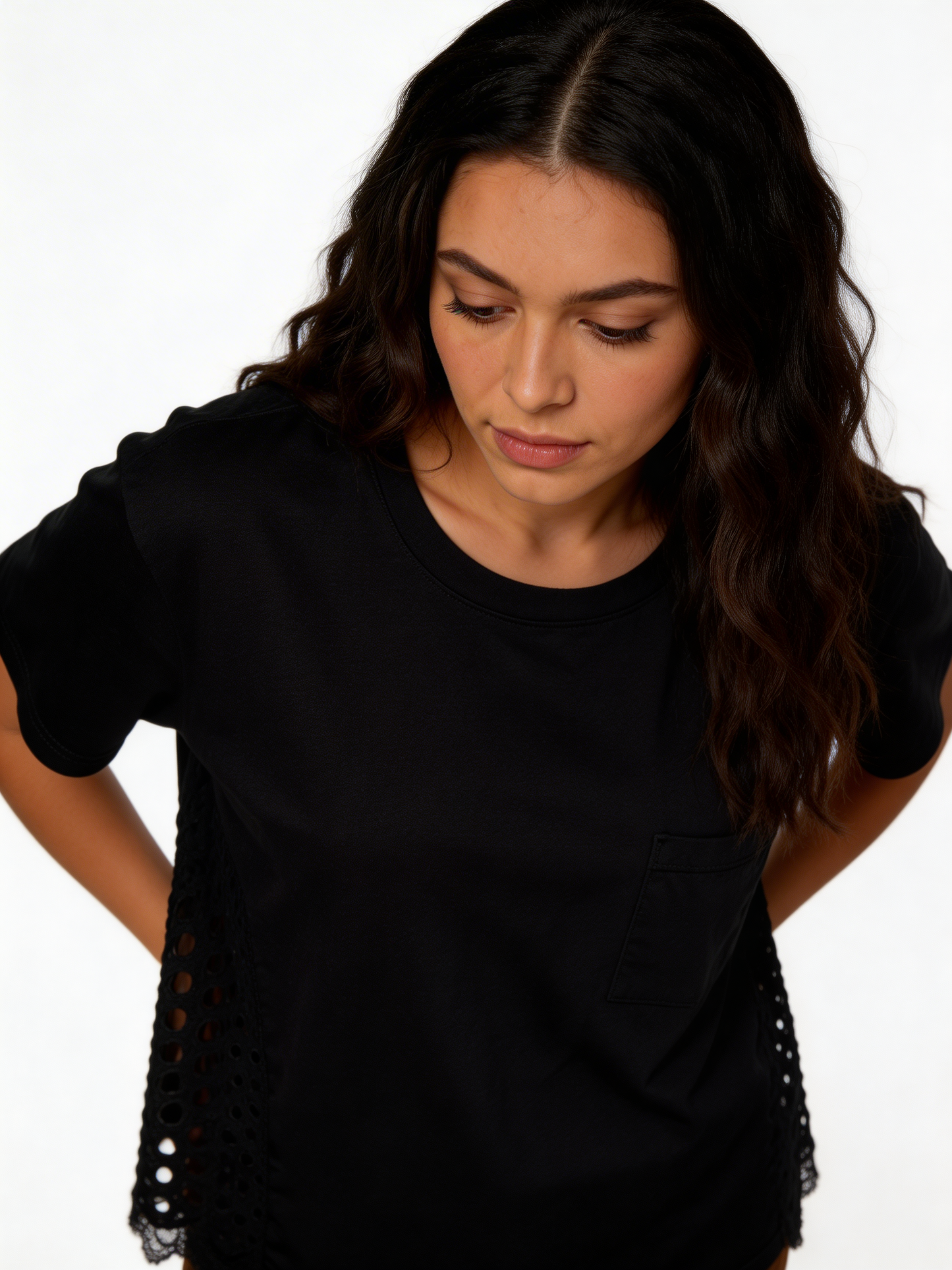 Sunlit Ease Relaxte Katoenen Tee met Oogjespaneeldetail - Zwart