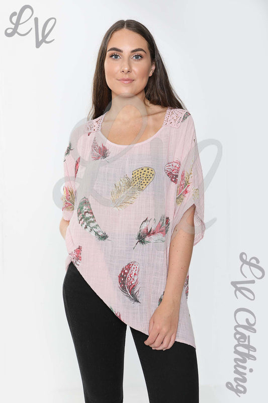 Dusty pink feather print top with short sleeves and round neckline