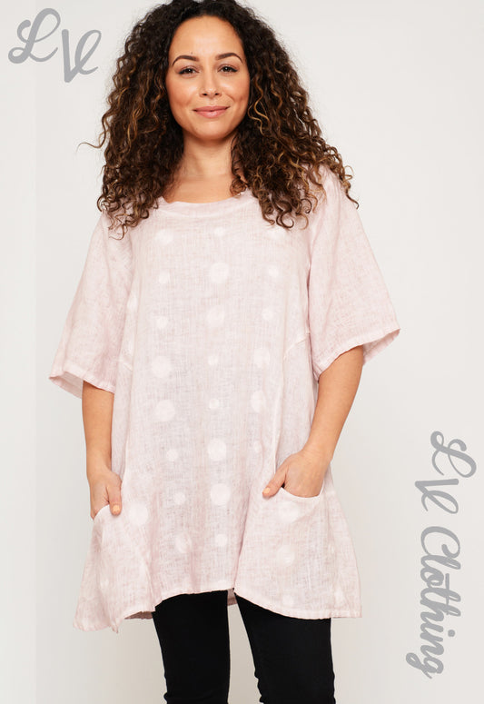 Dusty pink spiral-pattern short-sleeve tunic with loose fit and round neckline