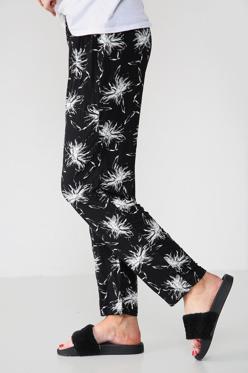 GEEL ELASTISCHE BROEK MET PAARDENBLOEMENPRINT ZWART
