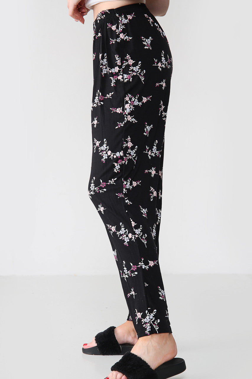 GEELASTICEERDE BROEK MET BLOEMENBOEKETPRINT ZWART/ROZE