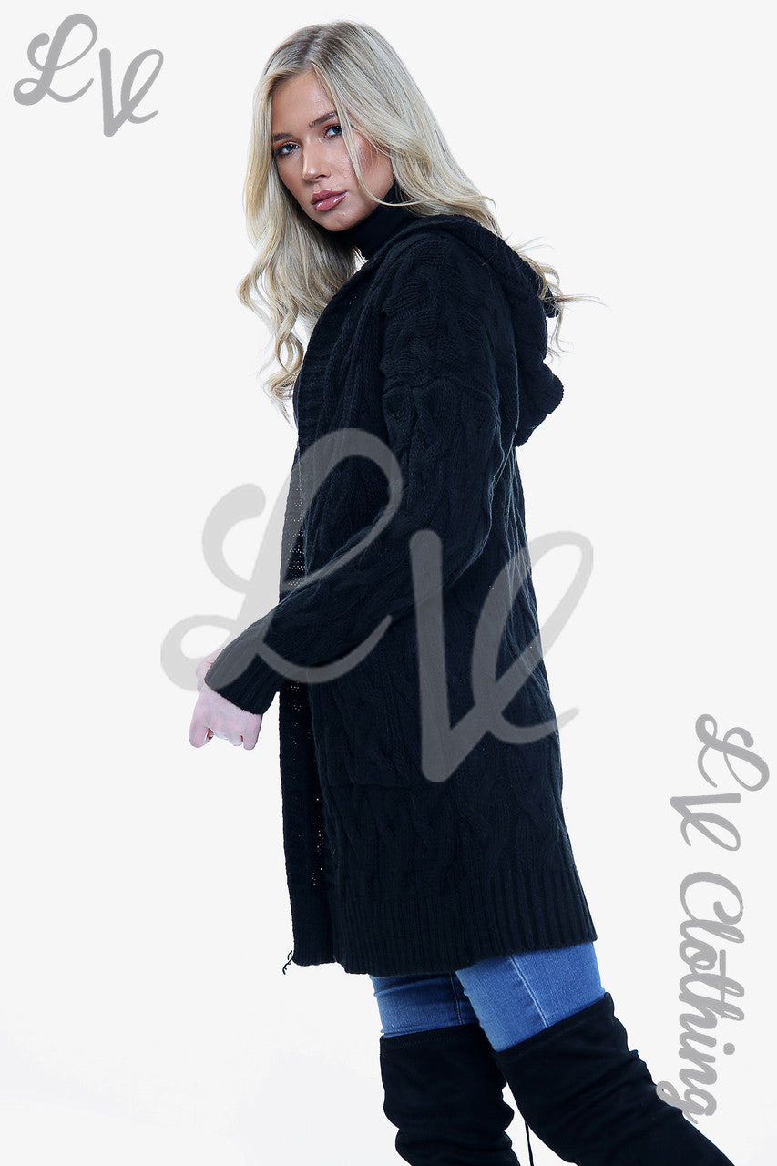 Damesvest met capuchon en kabelbreisel – eenheidsprijs € 15,99