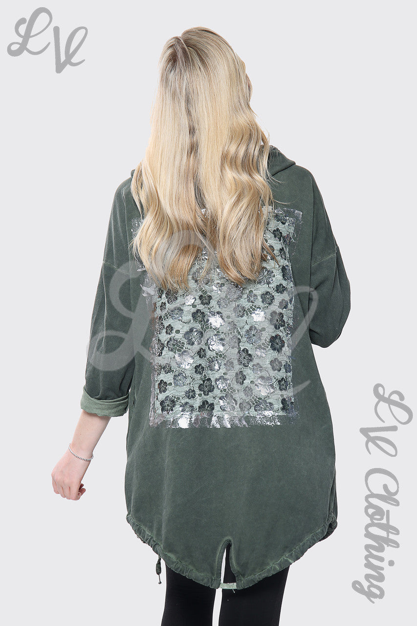 Damesjack met capuchon met gebloemde foliedetail achterkant groen - Prijs per eenheid €18,99