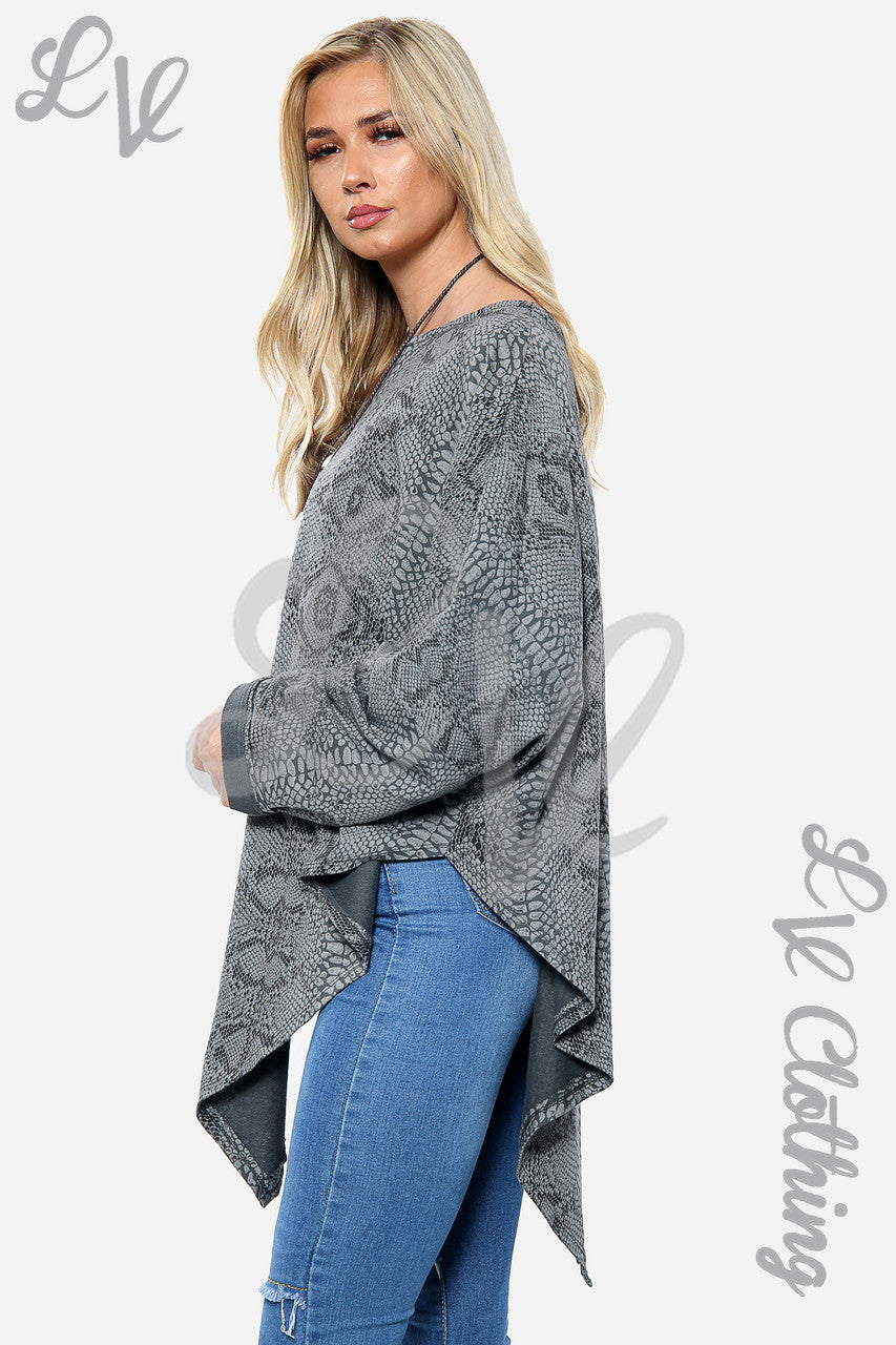 Dames Top met Slangenprint, Oversized, V-Hals en Ketting, Houtskool. Prijs per stuk: £10.99