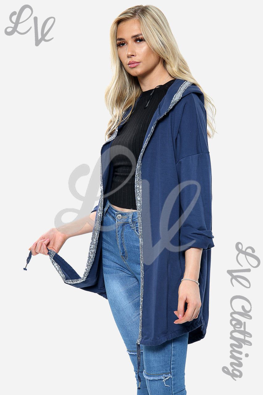 Dames vest met capuchon en paillettenster op de achterkant Marine per stuk €22,99