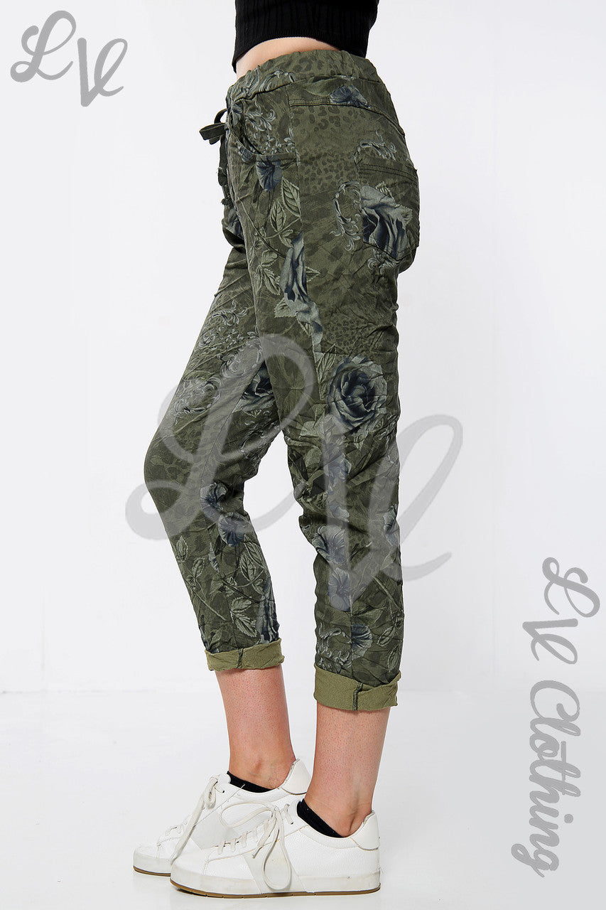 Dames joggingbroek met bloemenprint en crinkle-effect, kaki, per stuk €10,99
