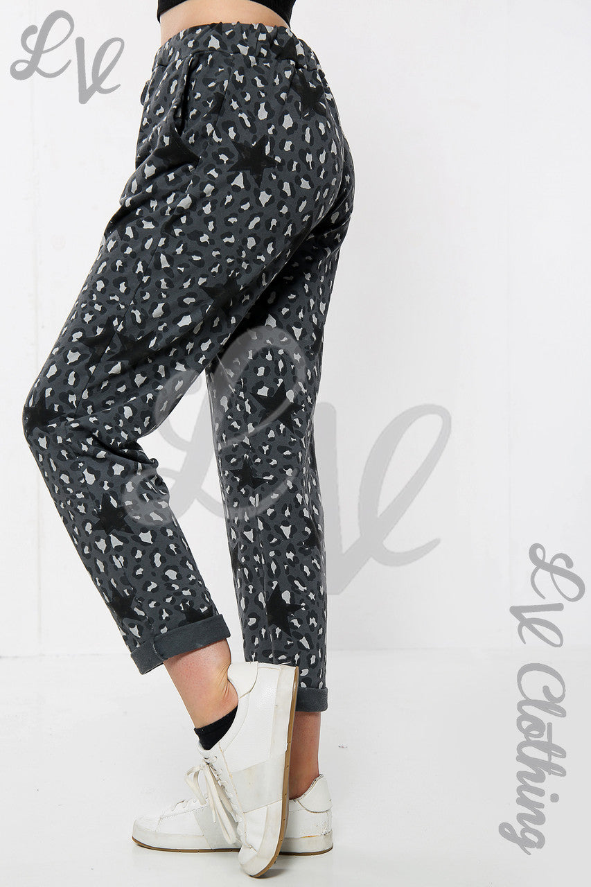 Dames joggingbroek met luipaardprint en sterren, antracietgrijs, per stuk € 9,99