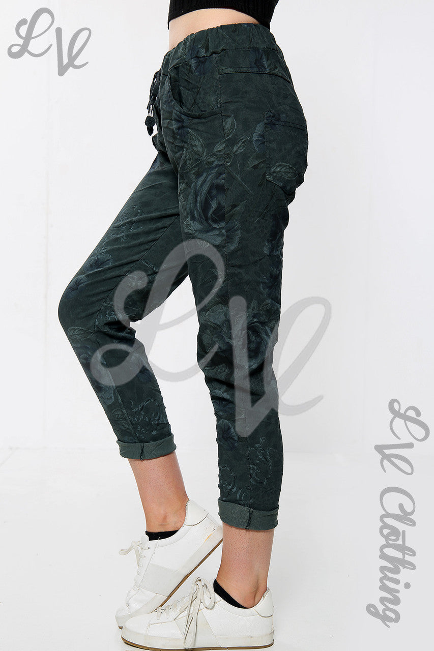 Dames Crinkle Joggingbroek met Bloemenprint Zwart Stuksprijs € 10,99