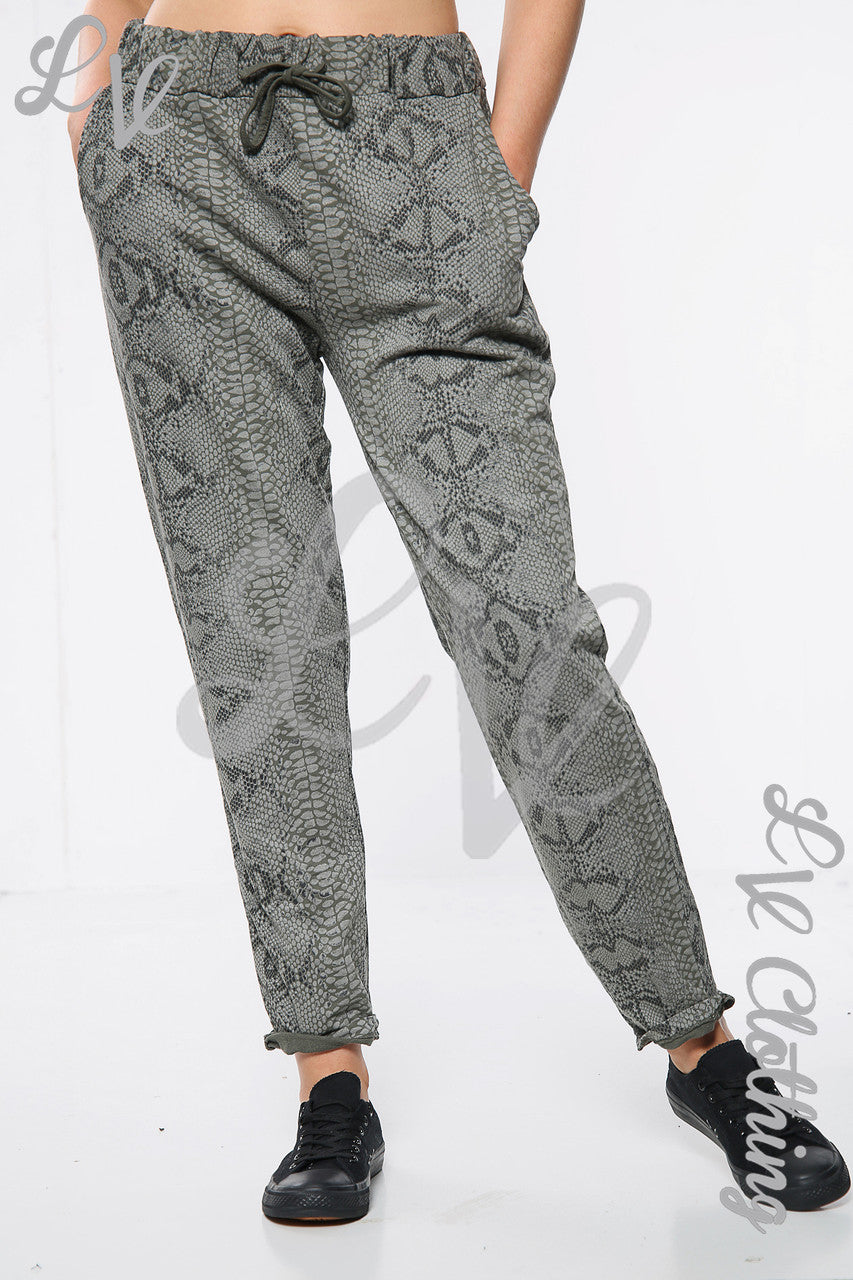 Dames joggingbroek met slangenprint khaki Stukprijs €9,99