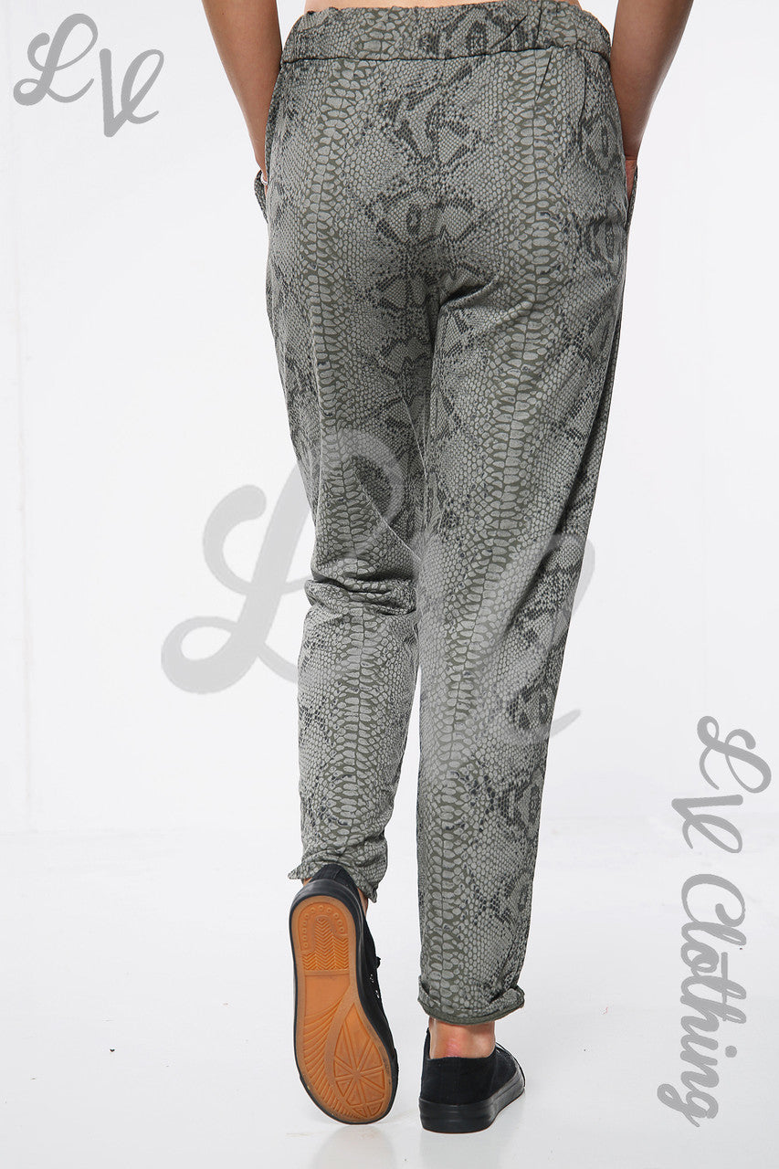 Dames joggingbroek met slangenprint khaki Stukprijs €9,99