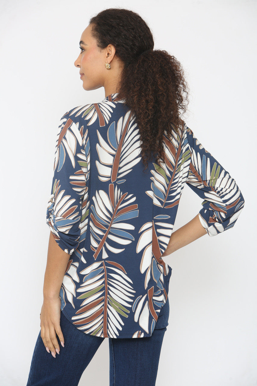 BLOEZE MET BLADERENPRINT, AFZAKKENDE STOF EN V-HALS - NAVY