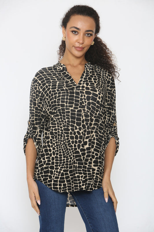 BLOUSE MET V-HALS EN GIRAFPRINT VAN GLADDE STOF - ZWART