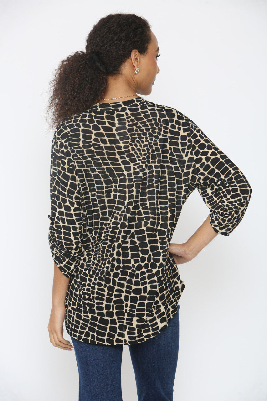 BLOUSE MET V-HALS EN GIRAFPRINT VAN GLADDE STOF - ZWART