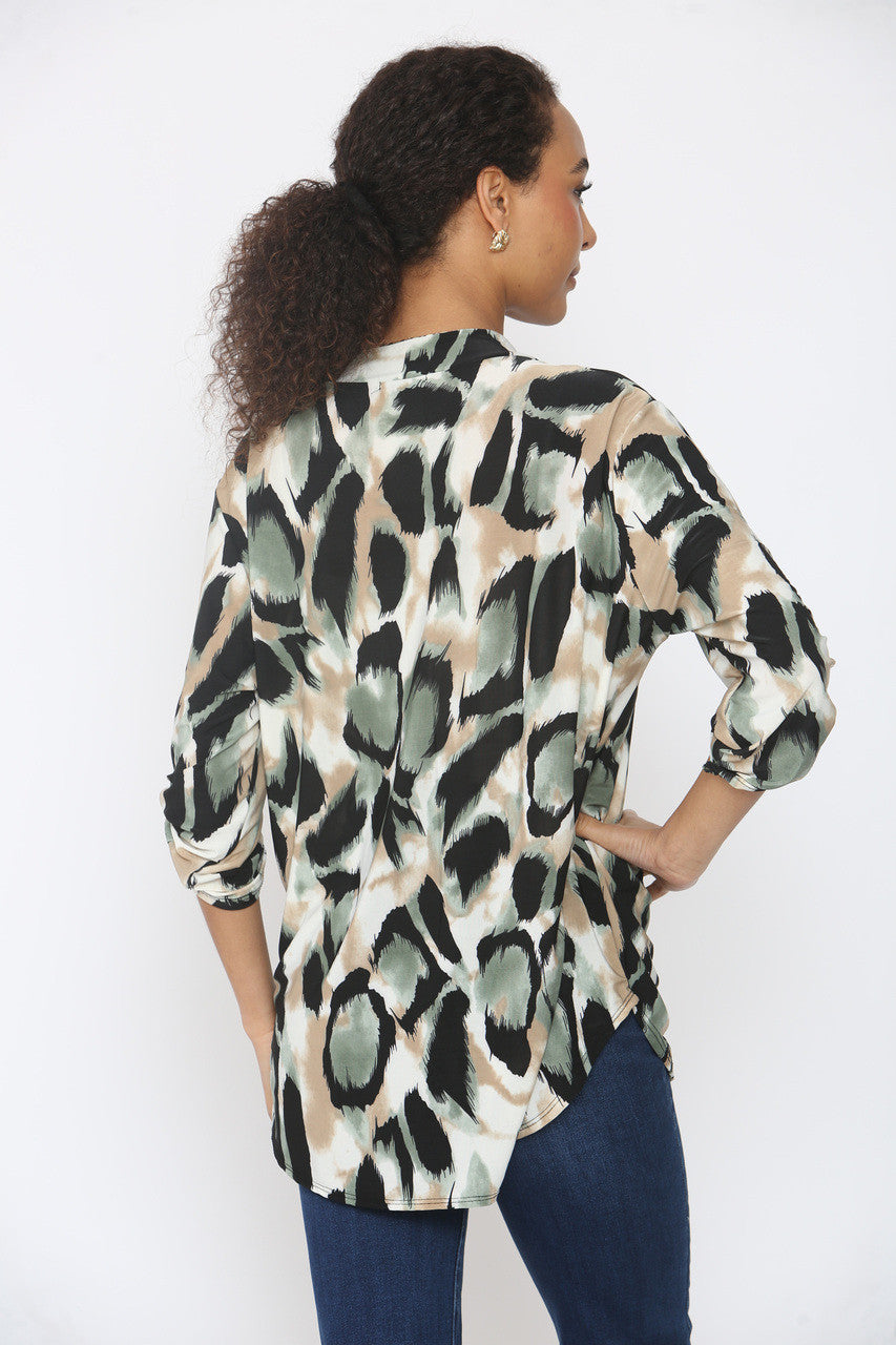 LUIPAARDPRINT SOEPELE BLOUSE MET V-HALS - KHAKI