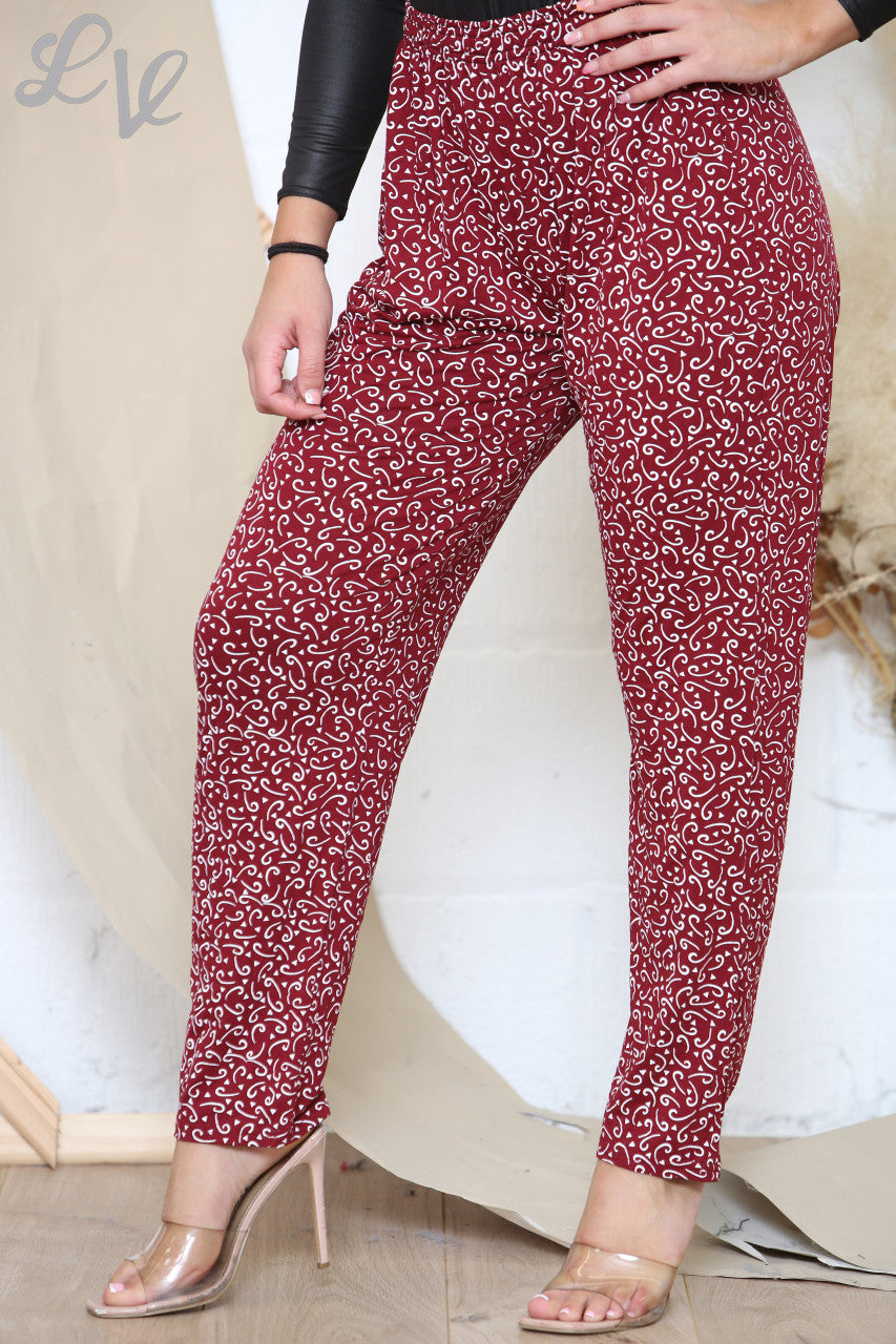 Damesbroek met rode krulvormige print