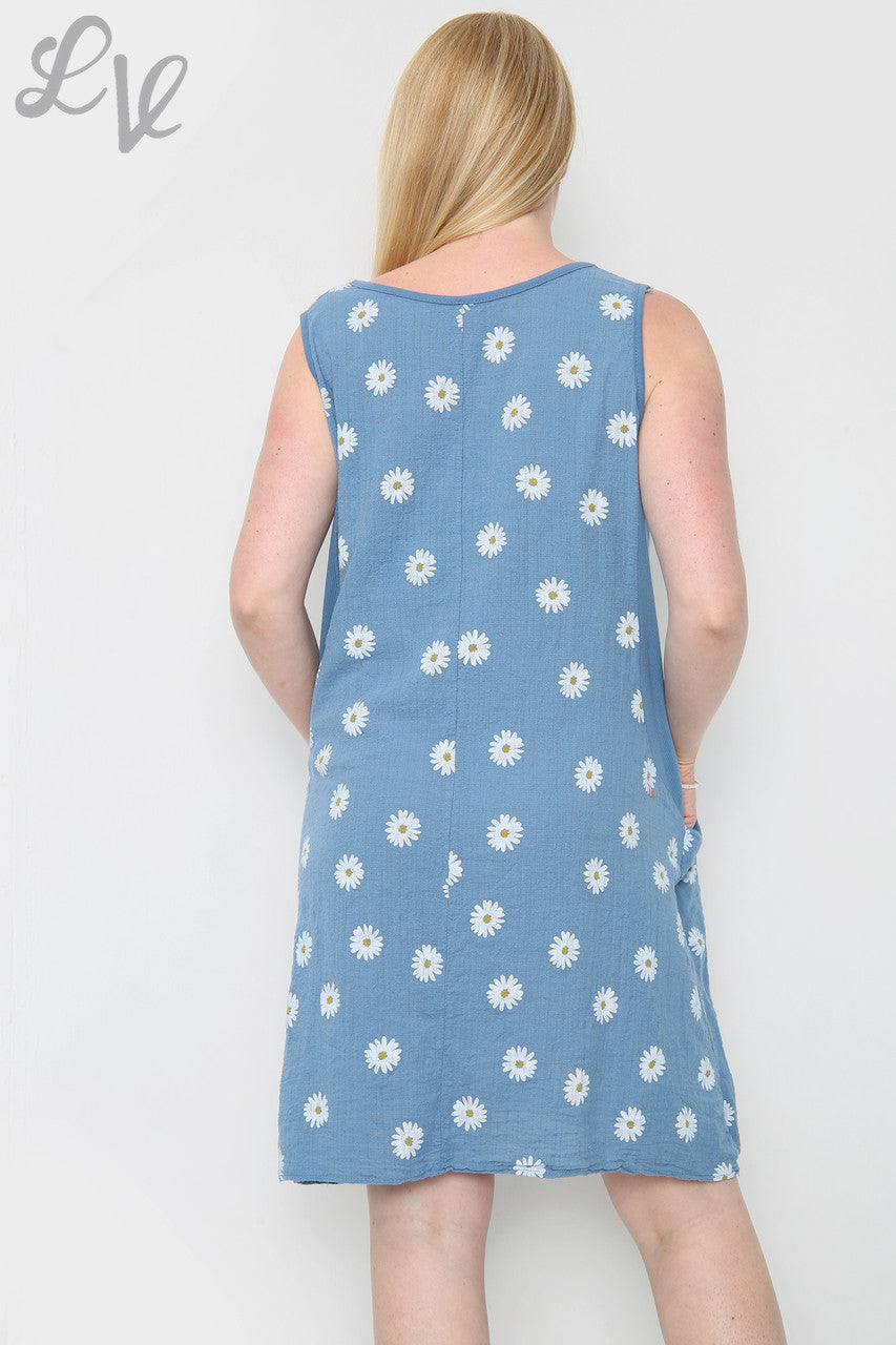 Dames mouwloze spijkerjurk met madeliefjesprint per stuk £10,99