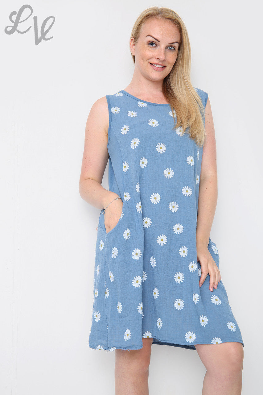 Dames mouwloze spijkerjurk met madeliefjesprint per stuk £10,99