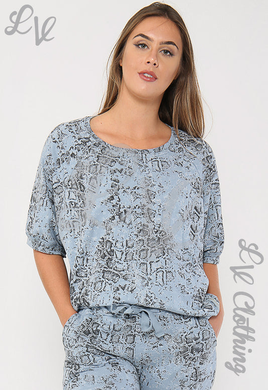 Ladies snake print lounge sweatshirt, light blue with crew neck and short sleeves