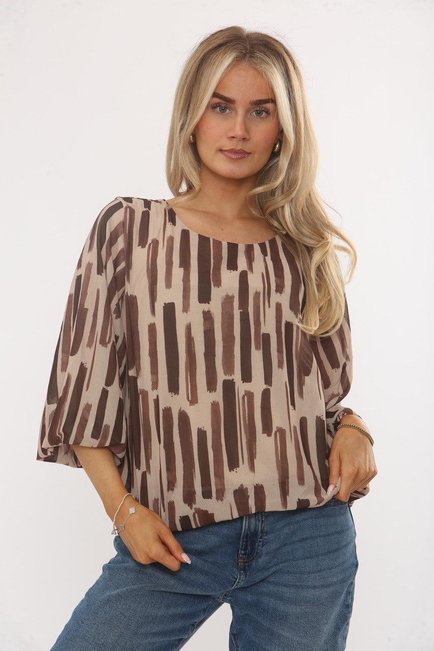BLOUSE MET ABSTRACTE PENSEELSTREEKPRINT BEIGE