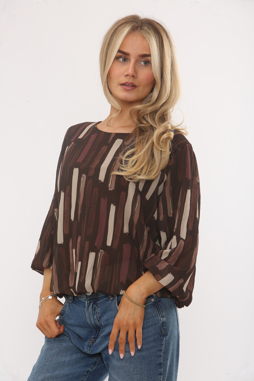 BLOUSE MET ABSTRACTE PENSEELSTREEKPRINT BRUIN