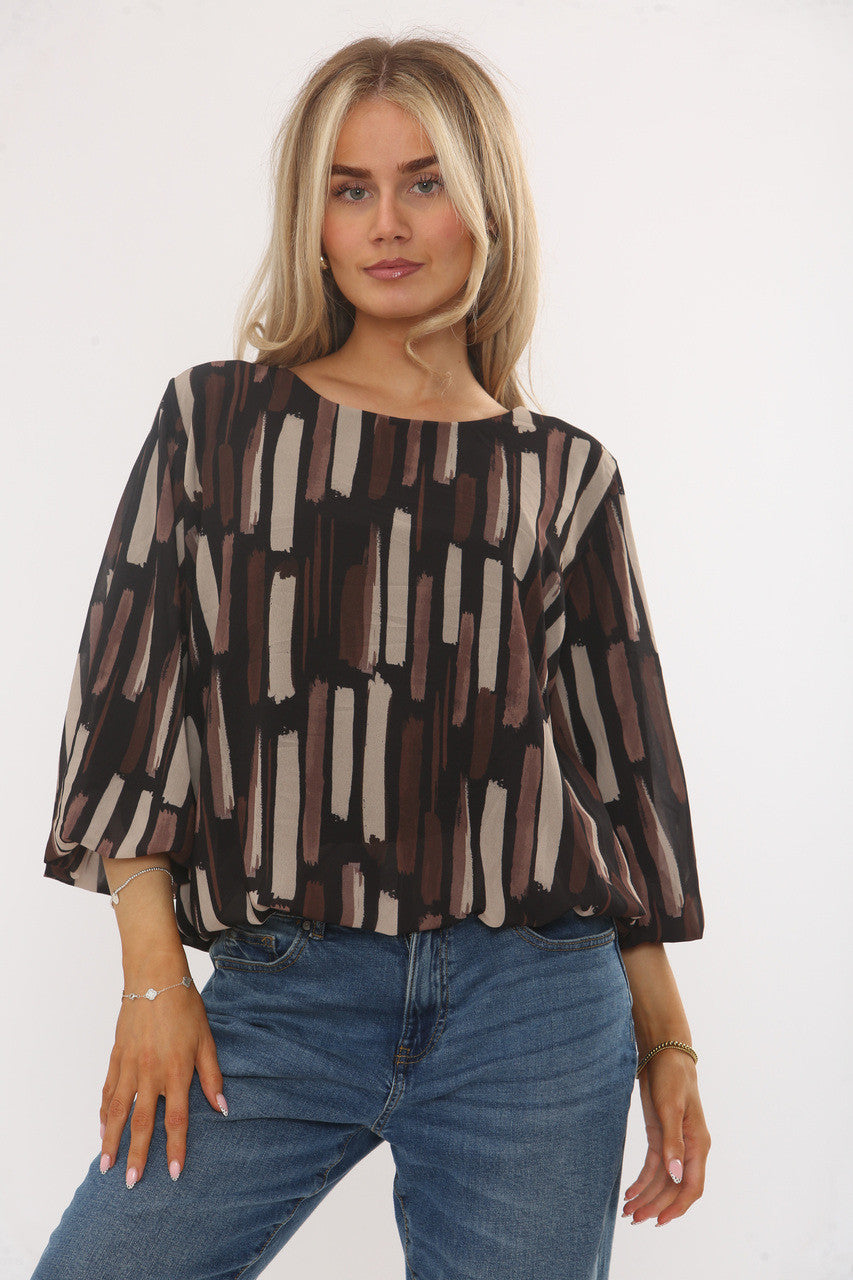 BLOUSE MET ABSTRACTE PENSEELSTREEKPRINT ZWART