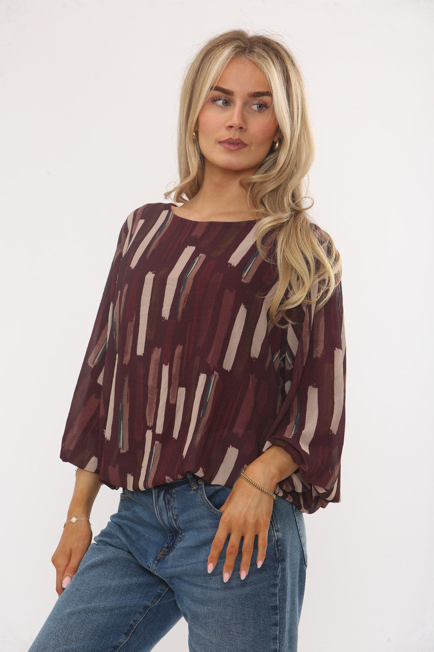 BLOUSE MET ABSTRACTE PENSEELSTREEKPRINT WIJN