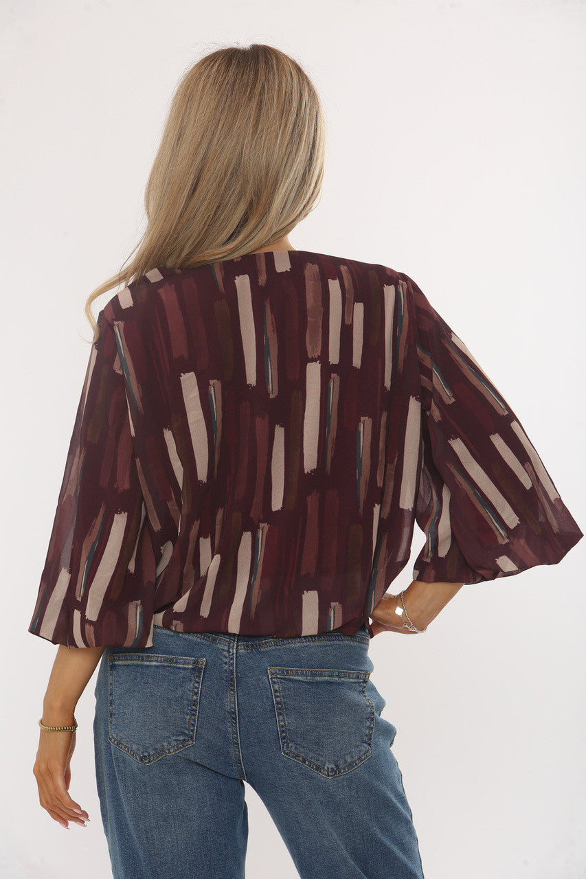 BLOUSE MET ABSTRACTE PENSEELSTREEKPRINT WIJN