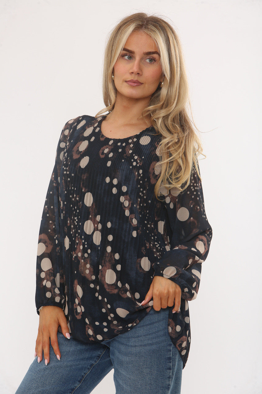 ABSTRACTE BLOUSE MET PLOOIEN EN POLKAPUNTEN NAVY