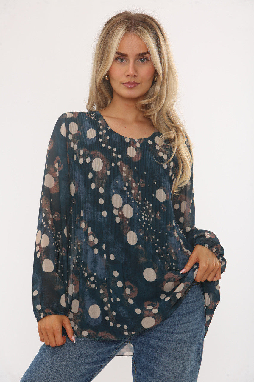 ABSTRACTE BLOUSE MET PLOOIEN EN POLKAPUNTJES IN PAUWBLAUW