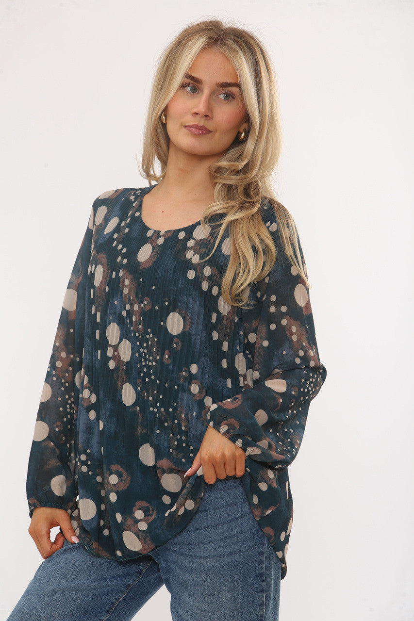 ABSTRACTE BLOUSE MET PLOOIEN EN POLKAPUNTJES IN PAUWBLAUW