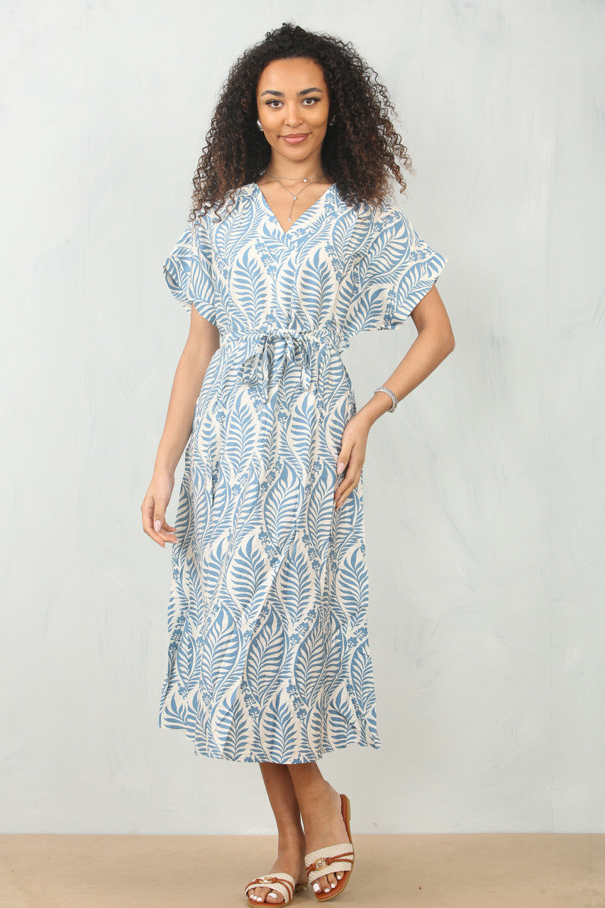 ABSTRACTE JURK MET BLADPRINT EN STROPDASCEINTUUR - DENIM