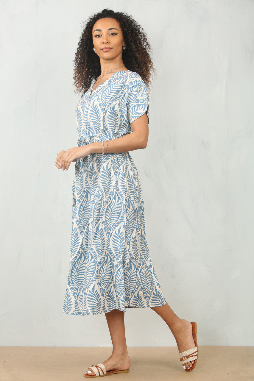 ABSTRACTE JURK MET BLADPRINT EN STROPDASCEINTUUR - DENIM