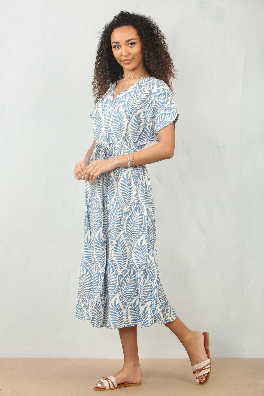 ABSTRACTE JURK MET BLADPRINT EN STROPDASCEINTUUR - DENIM