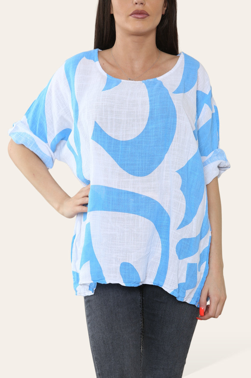 TOP MET AFBEELDING VAN ABSTRACTE VORM HEMELSBLAUW