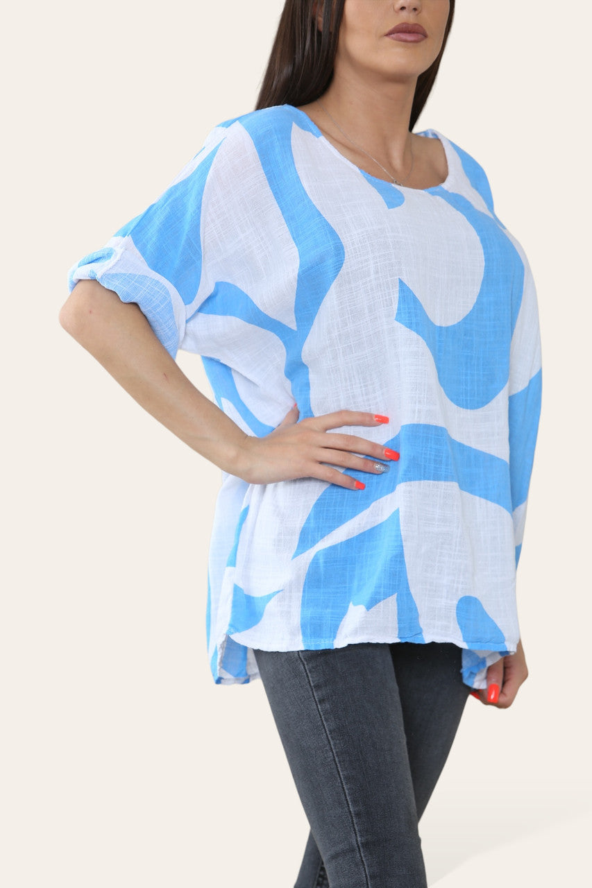 TOP MET AFBEELDING VAN ABSTRACTE VORM HEMELSBLAUW