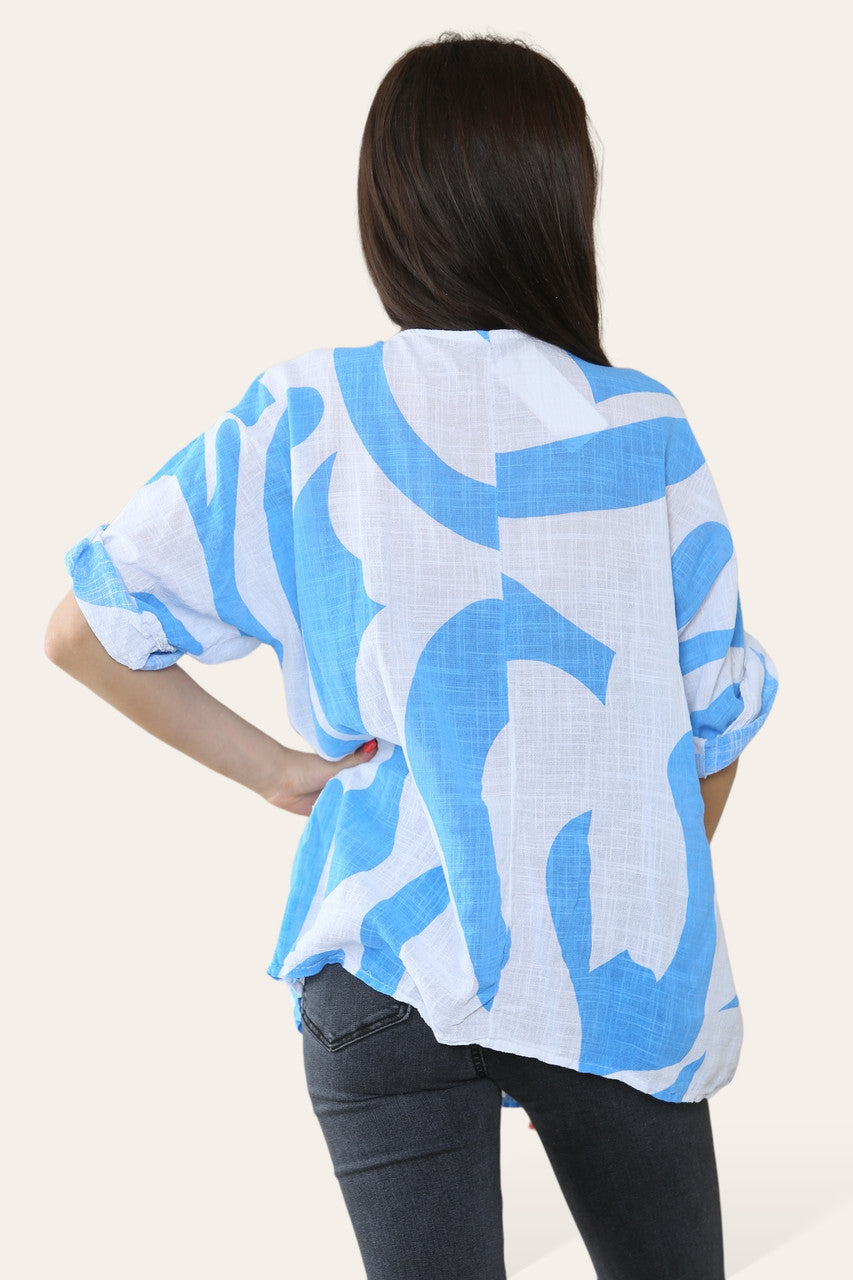 TOP MET AFBEELDING VAN ABSTRACTE VORM HEMELSBLAUW