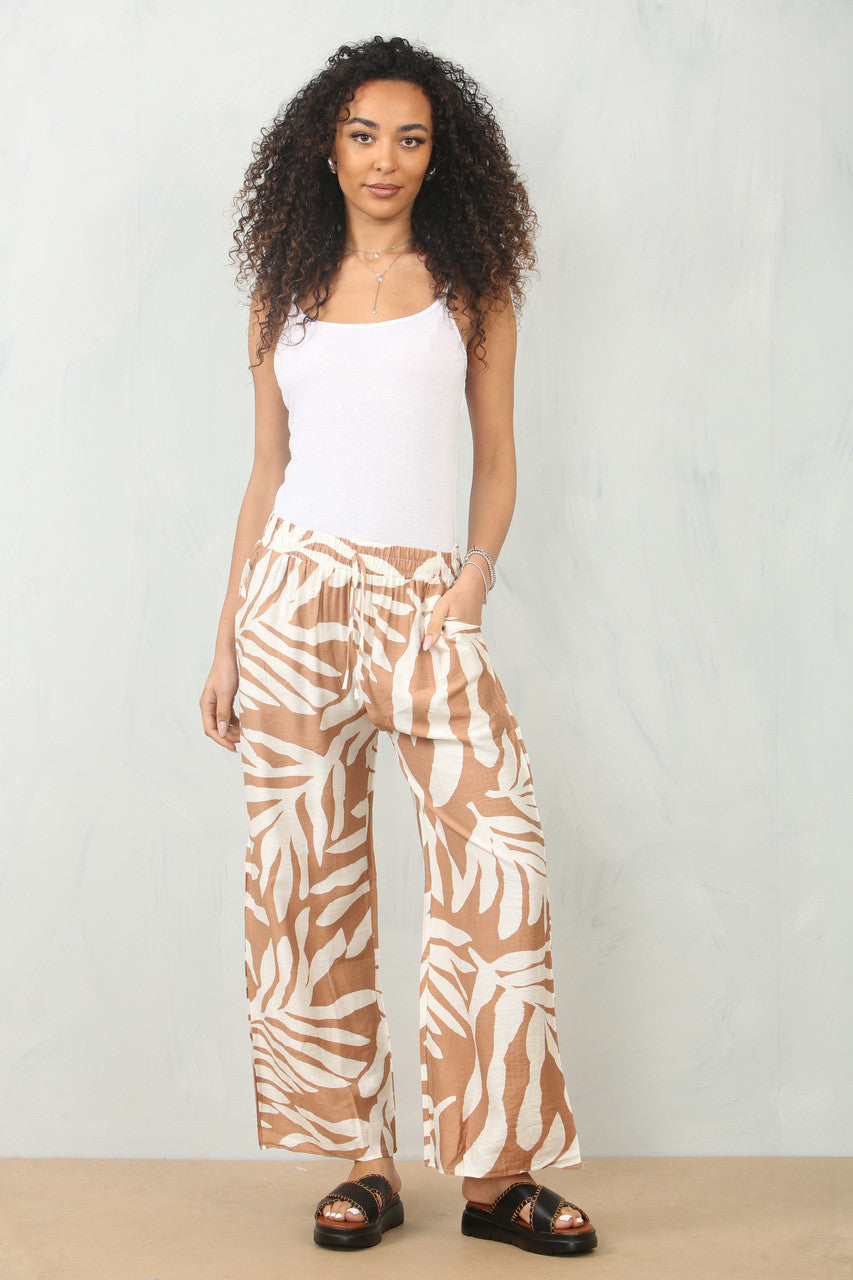 BROEK MET BLADERENPRINT - CAMEL
