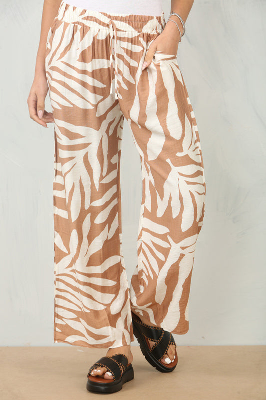 BROEK MET BLADERENPRINT - CAMEL
