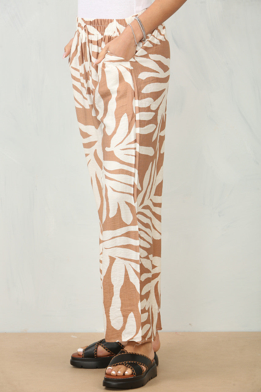 BROEK MET BLADERENPRINT - CAMEL