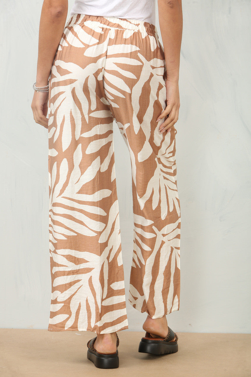 BROEK MET BLADERENPRINT - CAMEL