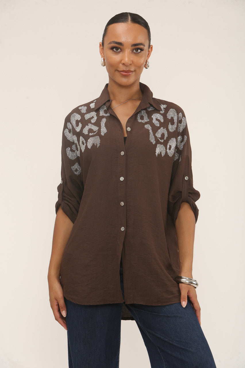DIAMANTE LUIPAARD SCHOUDERKNOPENBLOUSE - BRUIN