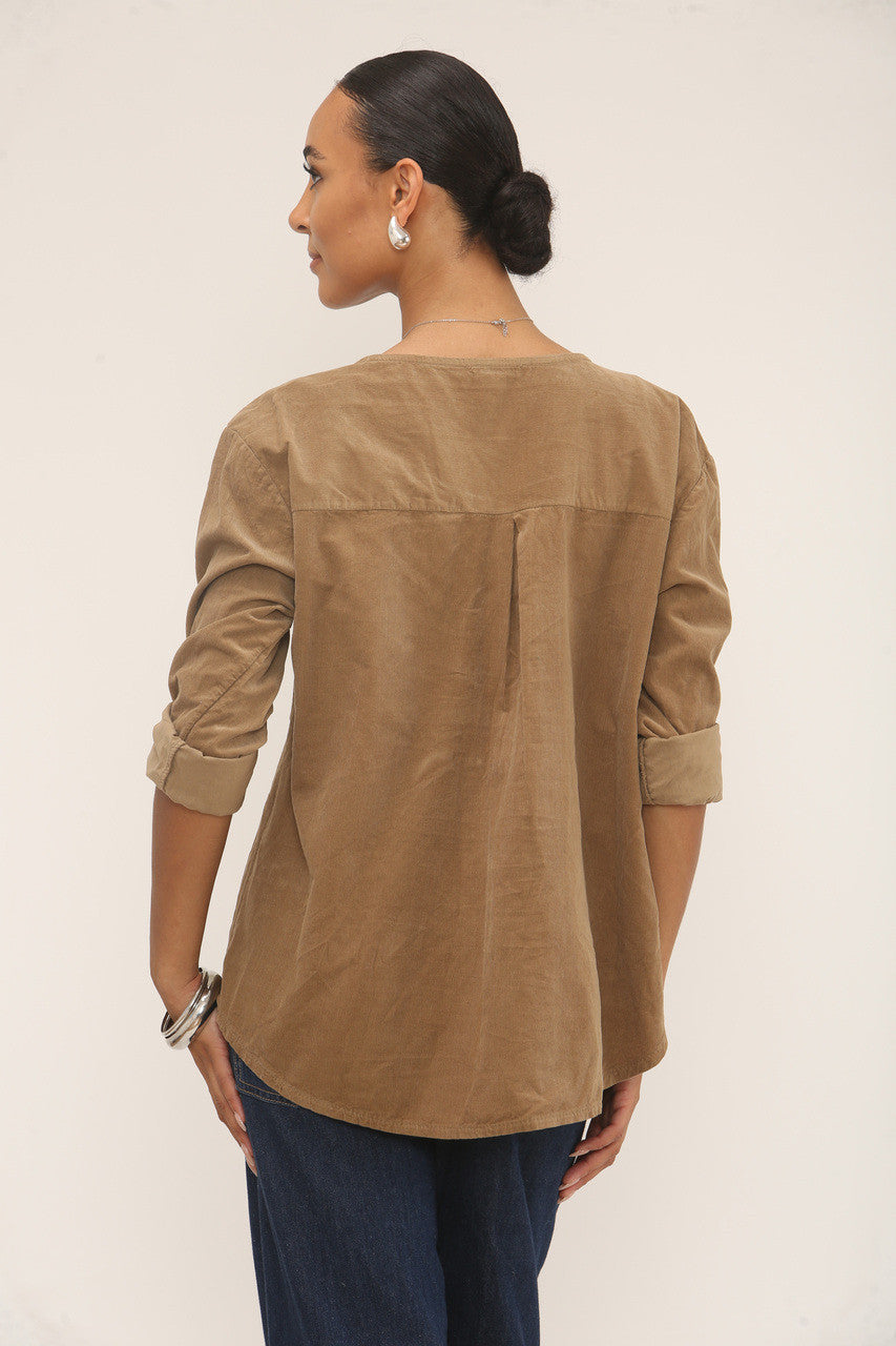 CORDUROY TOP MET INSNIJDING IN DE HALS TAN