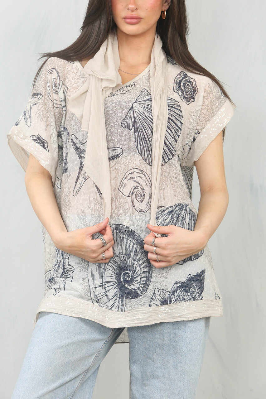 SJAALTOP MET NAUTISCHE SCHELPENPRINT - STEENKLEURIG