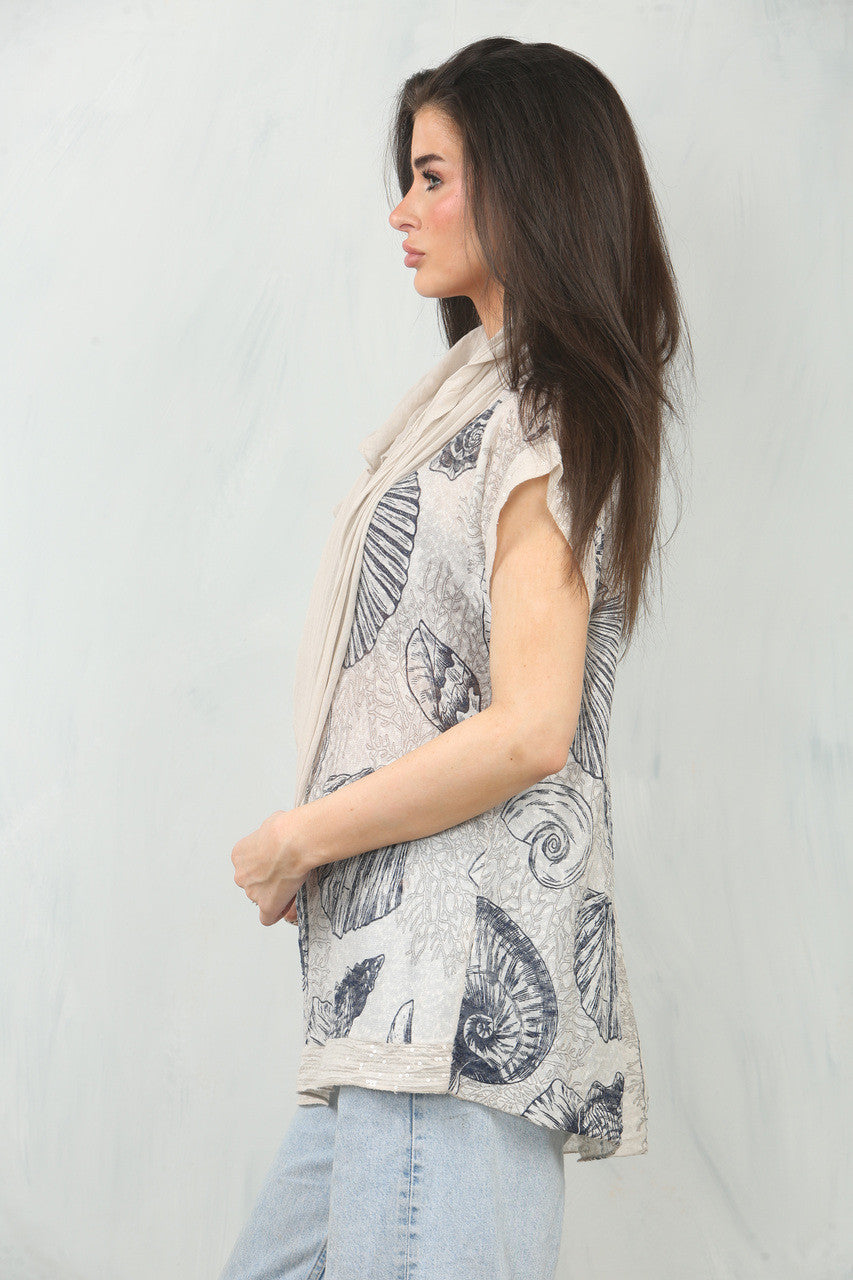 SJAALTOP MET NAUTISCHE SCHELPENPRINT - STEENKLEURIG